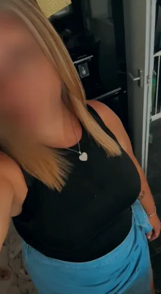 Daniela, 28