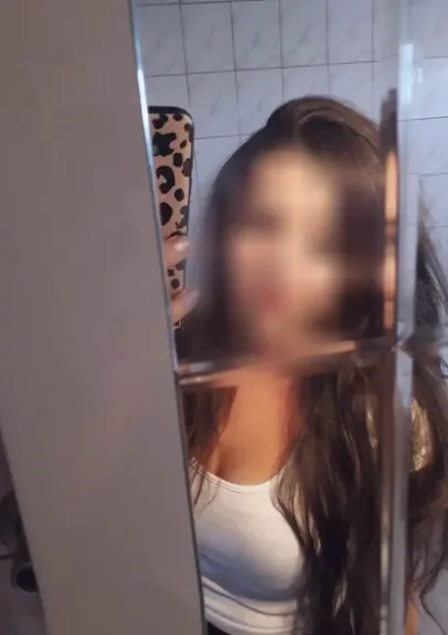 Laura, 24